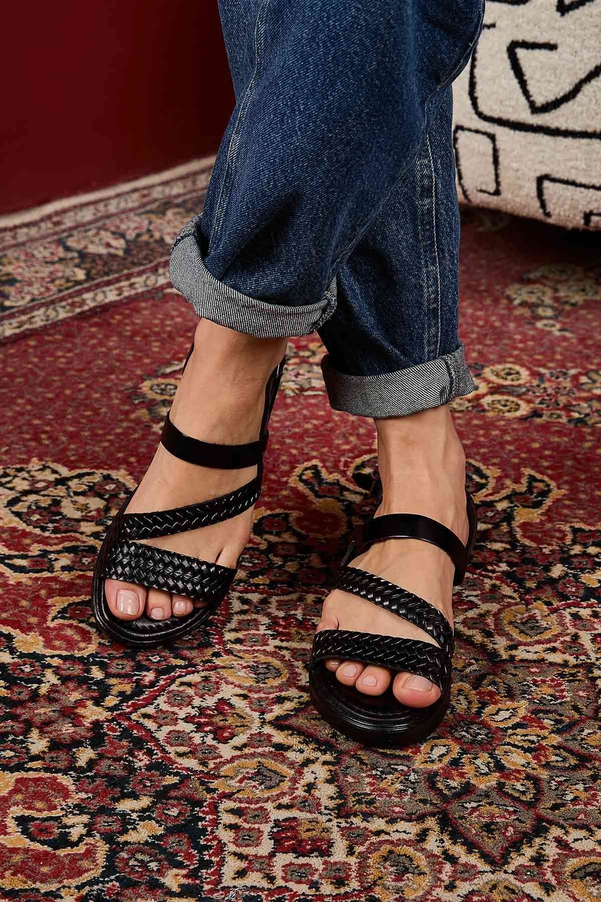 Kadın Örgülü Deri Sandalet DG6018 Siyah
