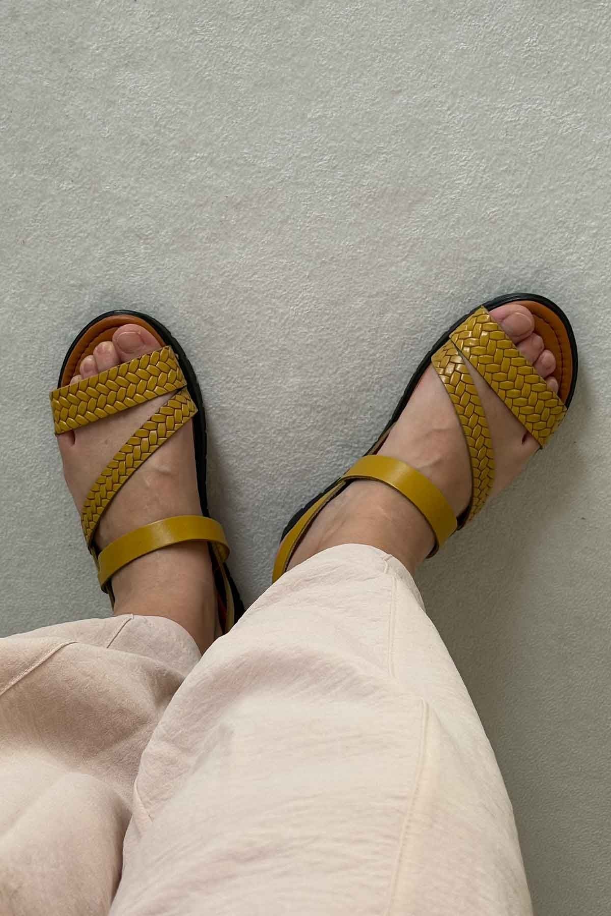 Kadın Örgülü Deri Sandalet DG6060 Sarı